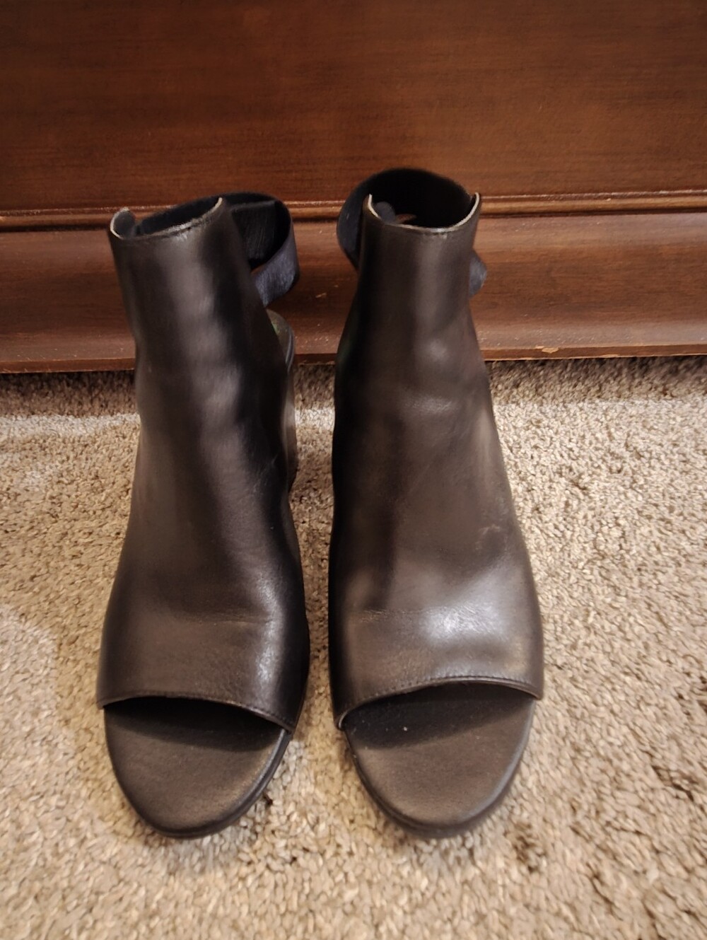 Womens Kenneth Cole Reaction Black Leather Booties - Like New - Size 7.5